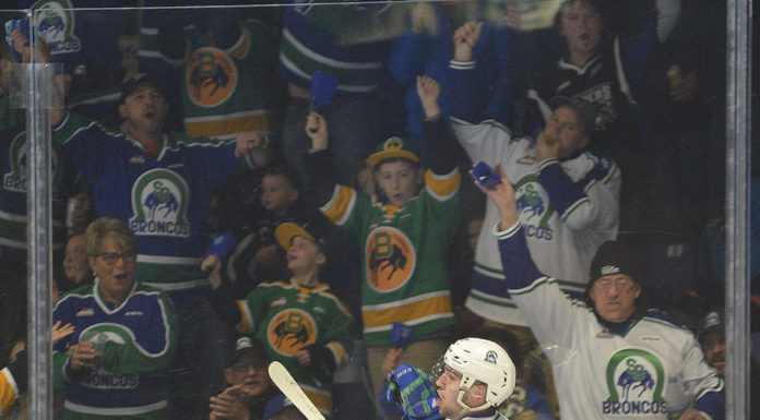 Steenbergen leads Broncos to third series lead